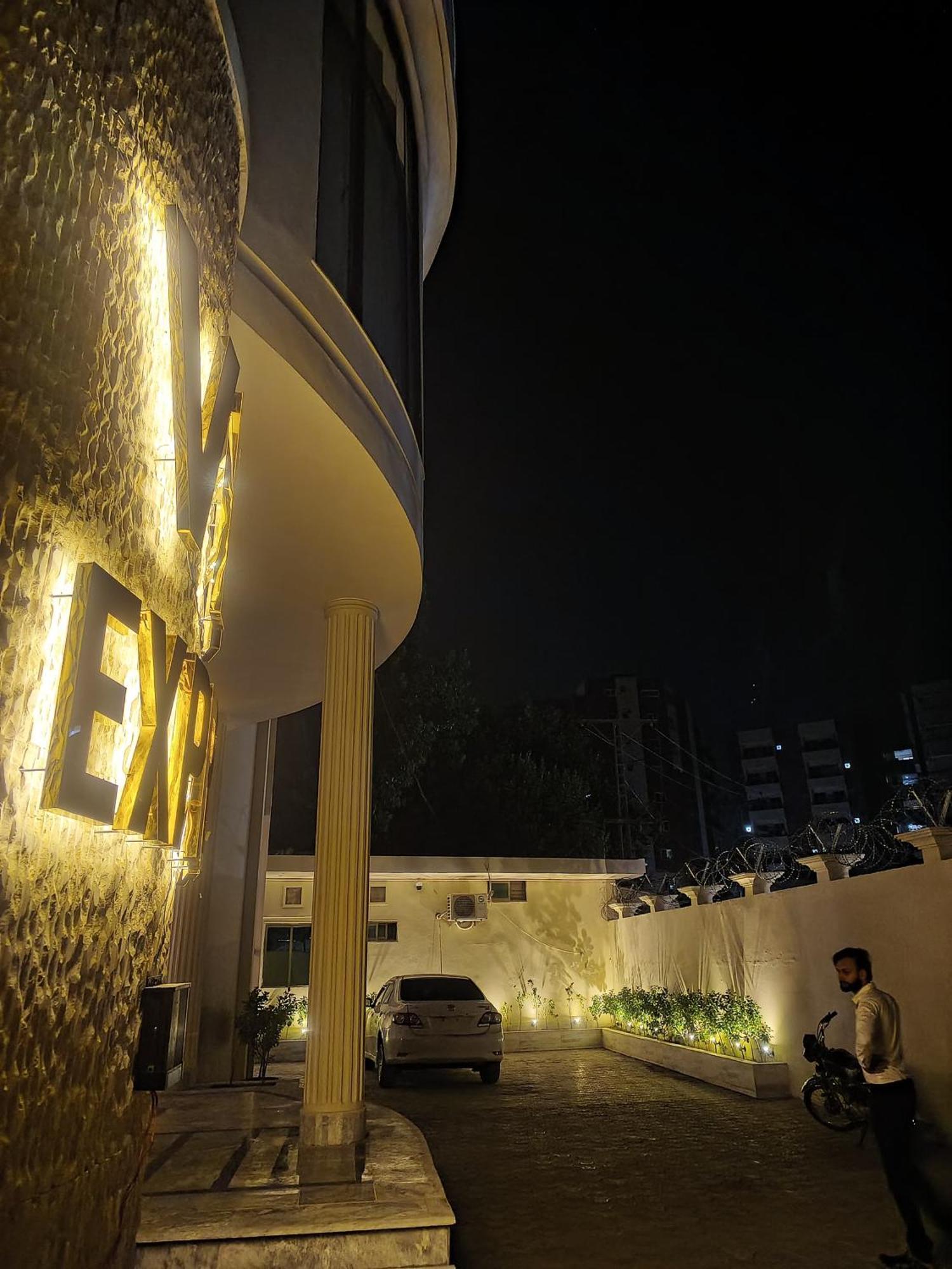 Vip Express Hotel Peshawar Eksteriør billede