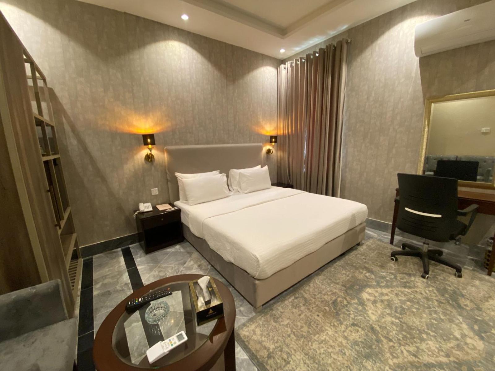 Vip Express Hotel Peshawar Eksteriør billede